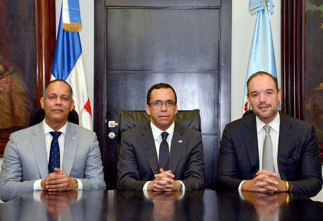 imagen En el centro Ministro Andrés Navarro, a su izquierda José del Castillo Saviñón; a su derecha Armando García. 