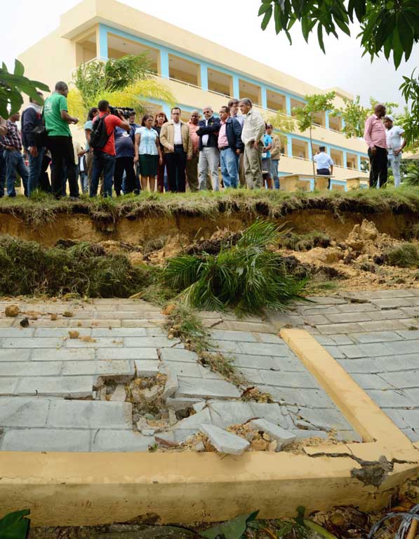  imagen Ministro de Educación realiza recorrido de inspección por planteles escolares, para evaluar condiciones luego del paso del huracán Matthew  