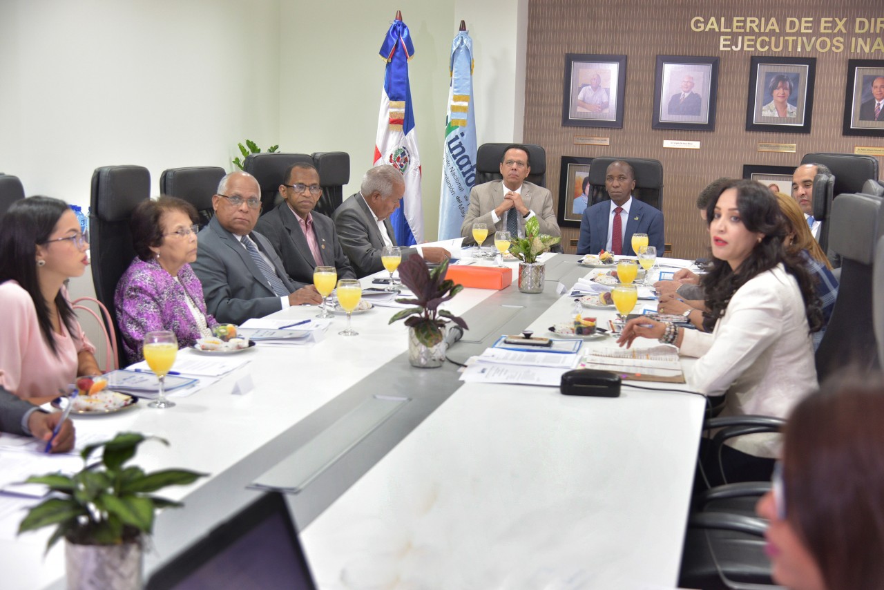  imagen Ministro Antonio PeÃ±a Mirabal sentado junto a directivos del INAFOCAM 