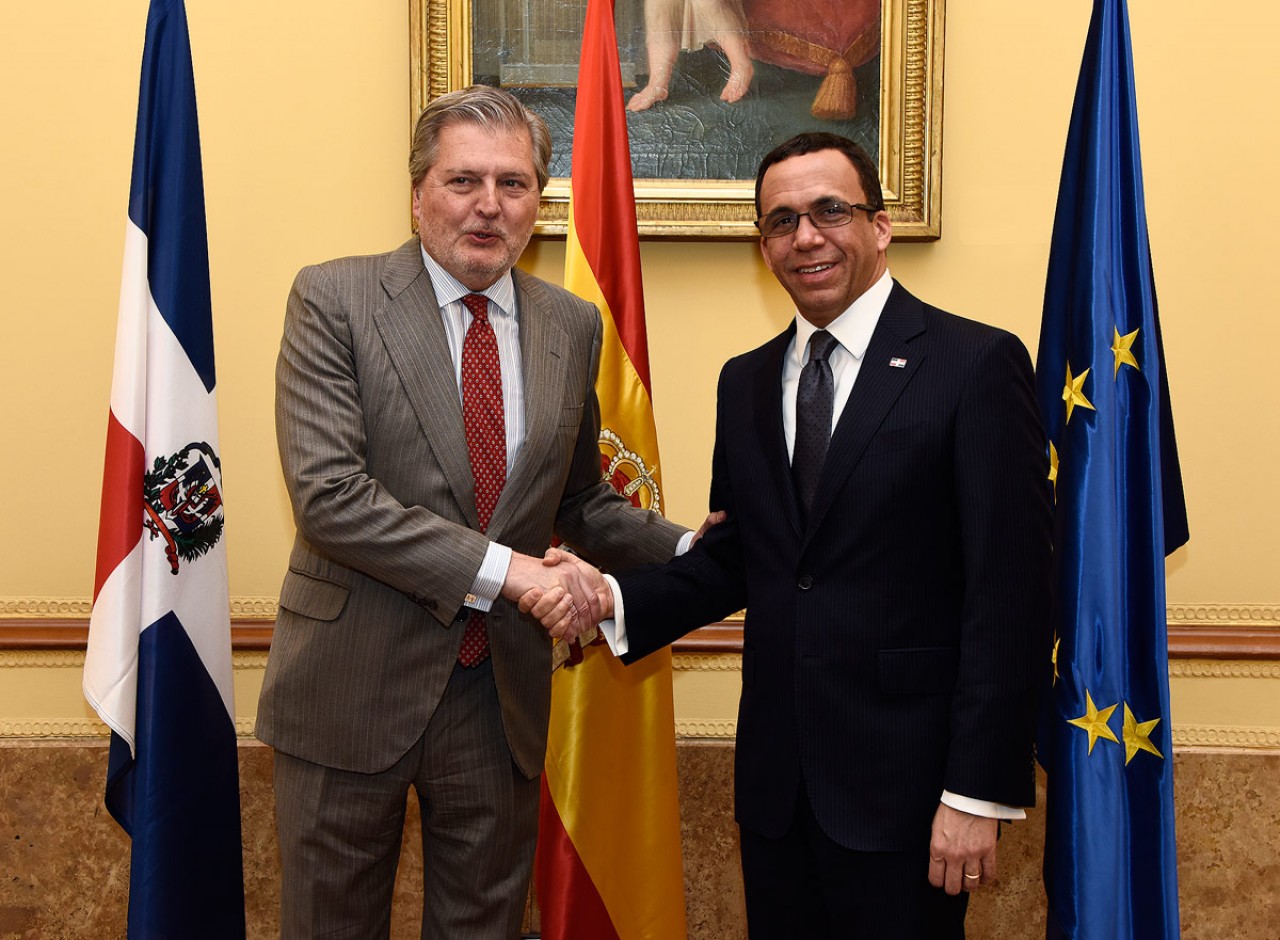  imagen Ministro Andrés Navarro junto a su homólogo de España. 