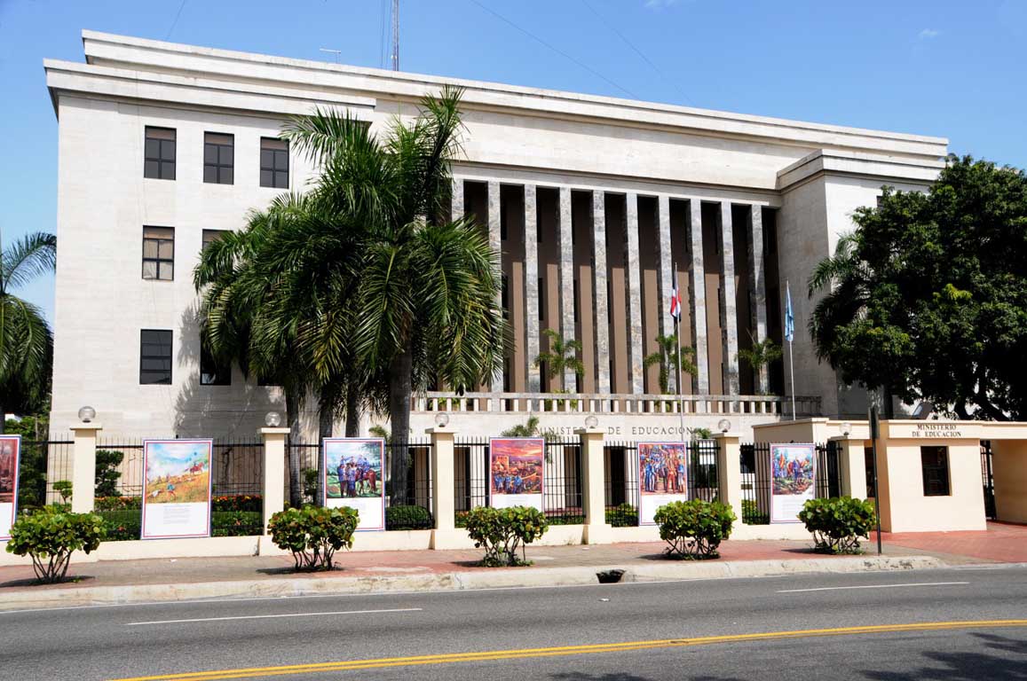  imagen Fotografía, frente del Edificio del Ministerio de Educación. 