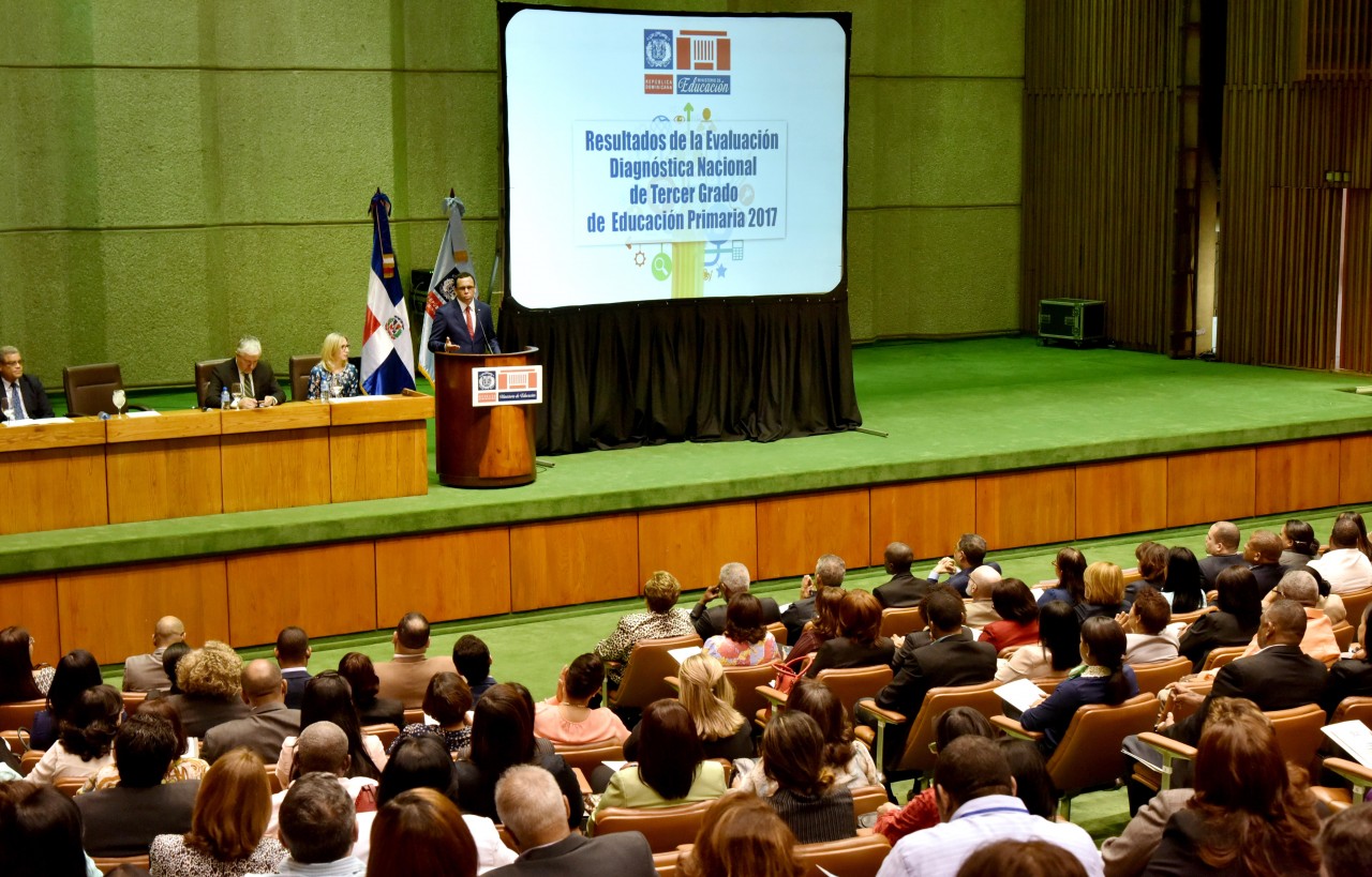  imagen Ministro AndrÃ©s Navarro parado en podium expone resultados de Pruba Nacional DiagnÃ³stica Tercer GradoÂ  