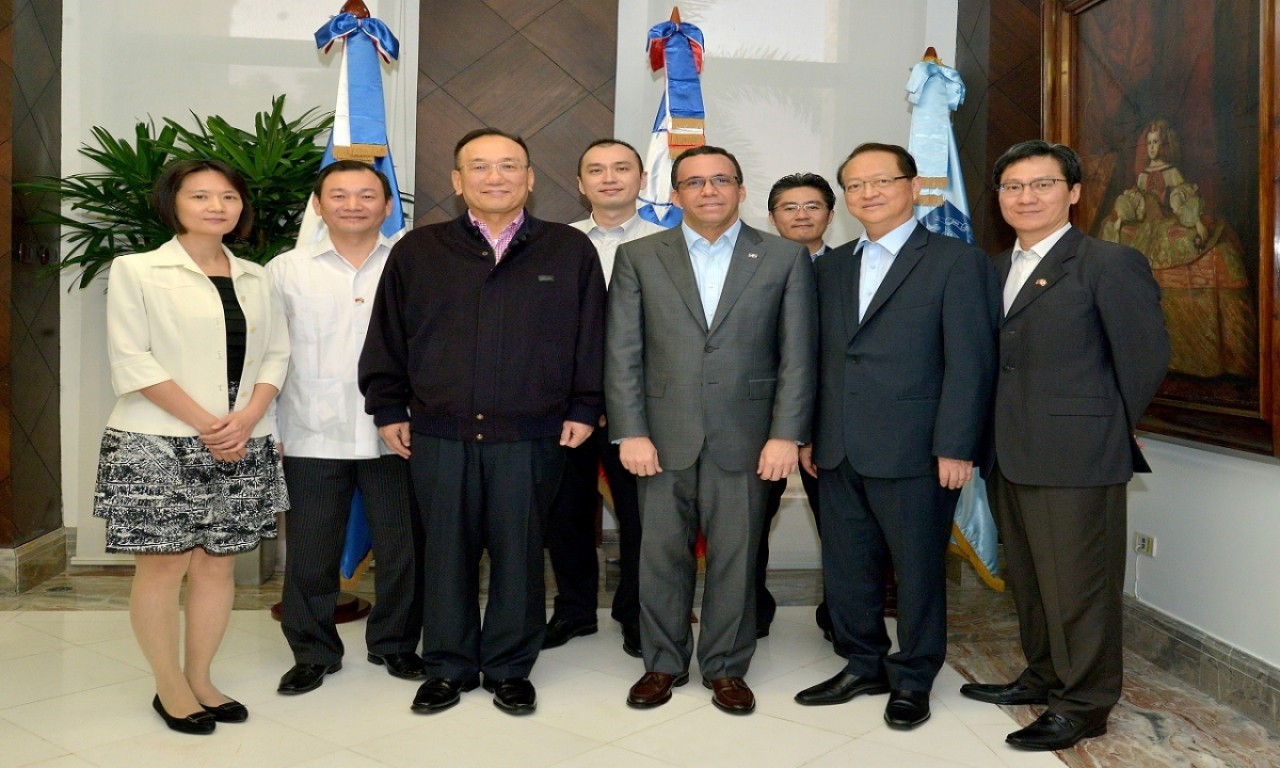  imagen Ministro Andrés Navarro junto a vicecanciller y miembros de la comitiva de Taiwán. 