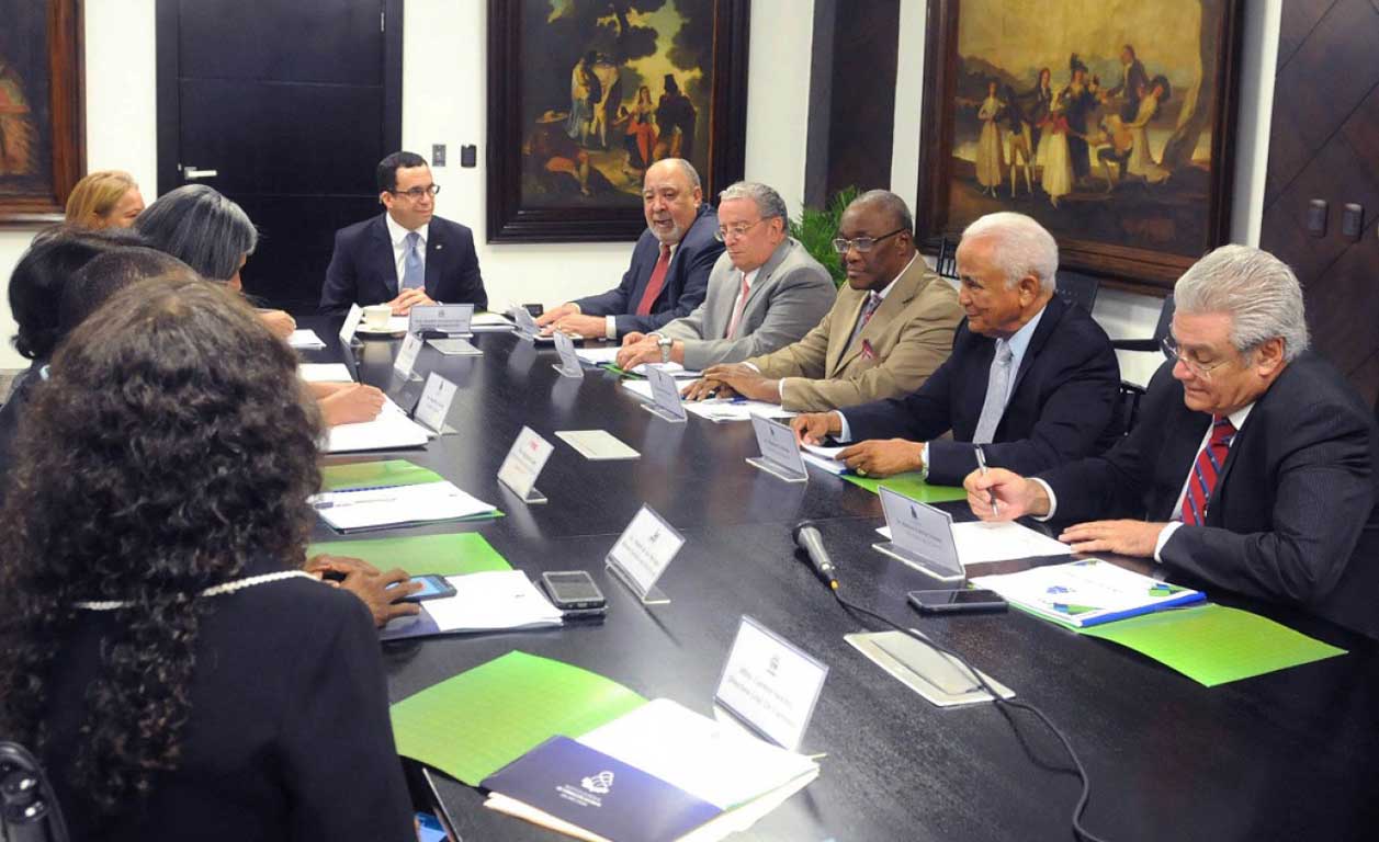  imagen Ministro Andrés Navarro reunido junto a los integrantes de la Junta de Directores del Instituto Superior de Formación Docente Salomé Ureña (ISFODOSU). 