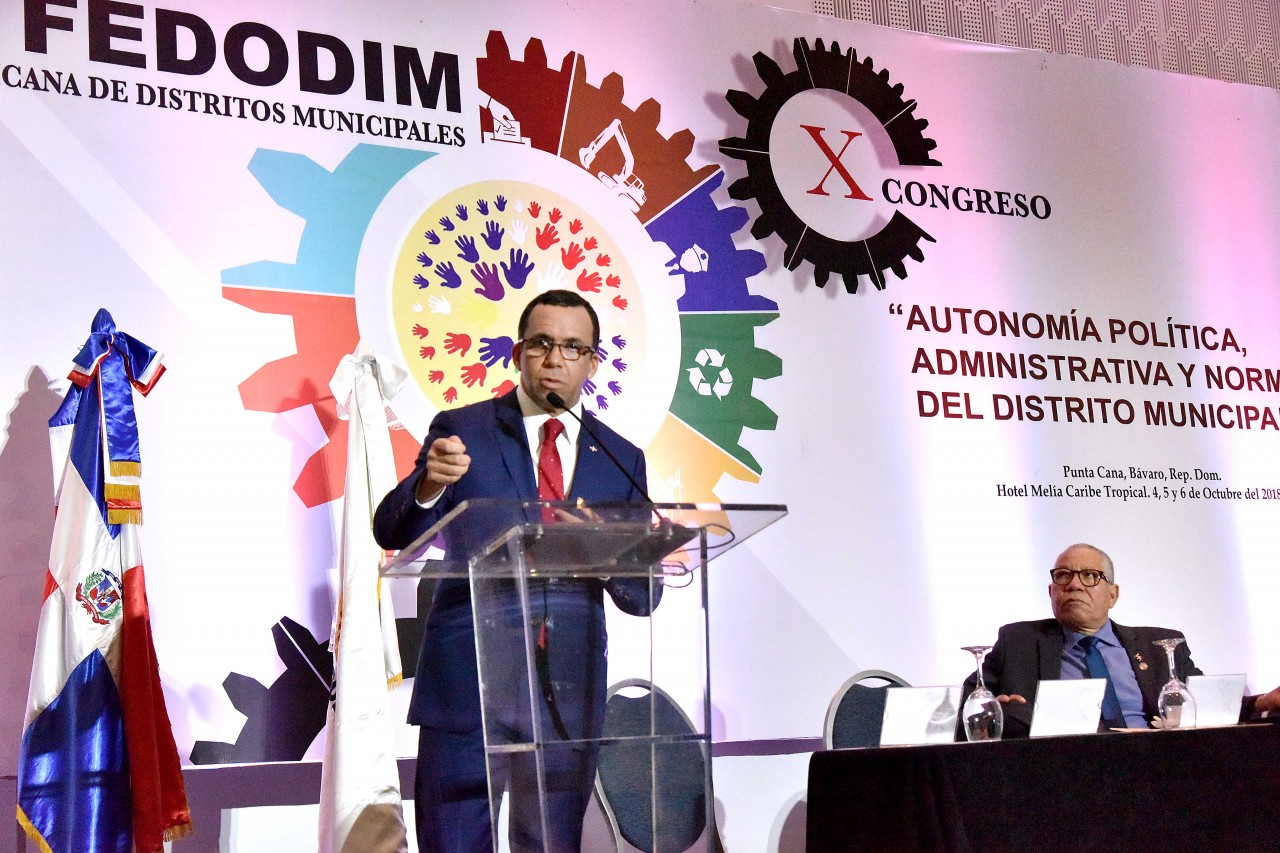  imagen Mnistro Andrés Navarro de pie en podium expresa su discurso  