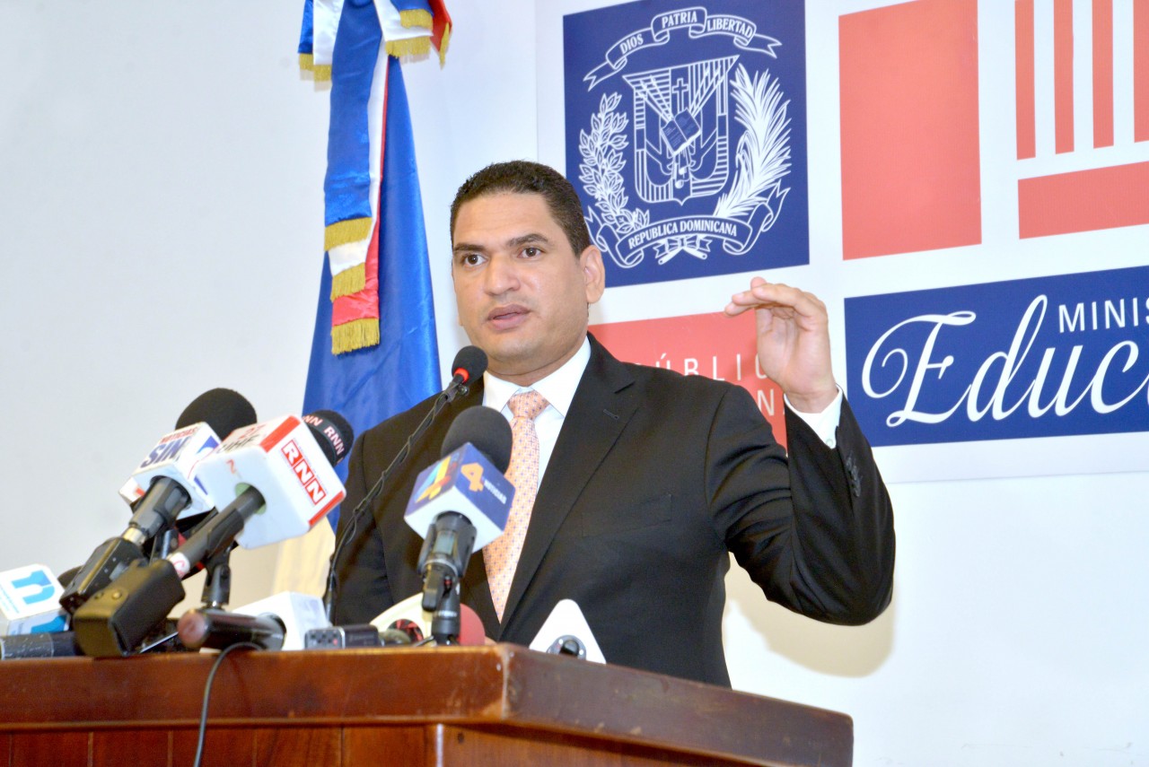  imagen Miguel Medina vocero del Ministerio de Educación se dirige a la prensa. 