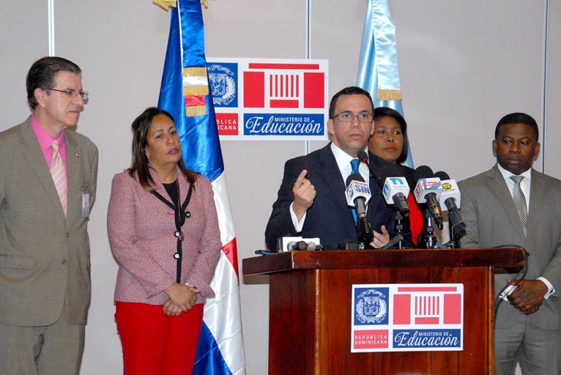  imagen Ministro Andrés Navarro durante rueda de prensa. 