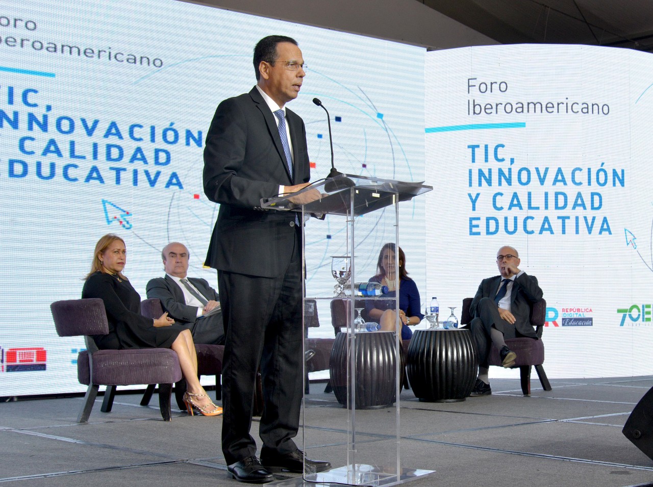  imagen Ministro Antonio Peña Mirabal de pie en podium ofreciendo discurso de bienvenida 