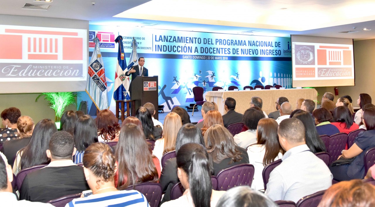  imagen Ministro Andrés Navarro desde podium se dirige a comunidad docente en el lanzamiento del Programa de Inducción para Docentes de Nuevo de Nuevo Ingreso  