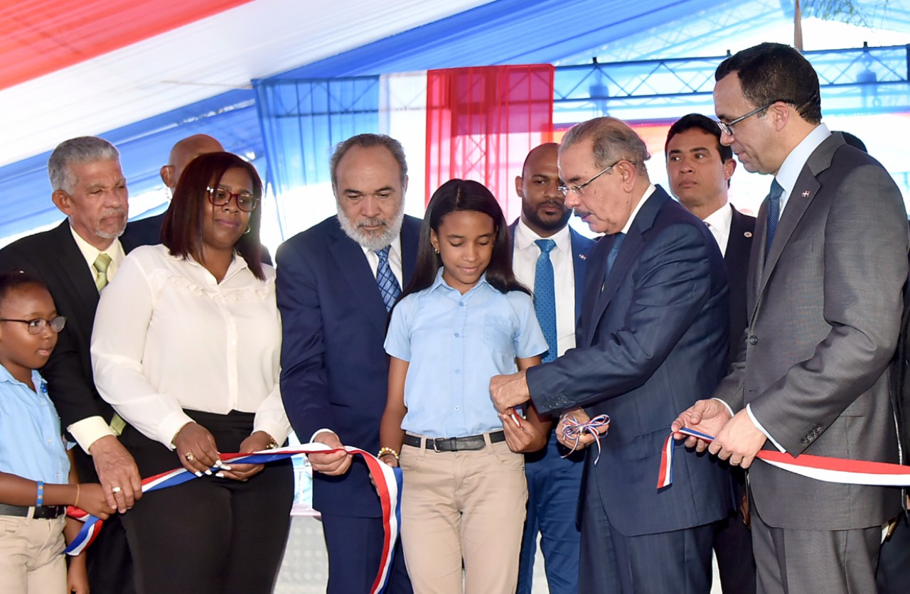  imagen Presidente Medina y Ministro Navarro acto de inauguración de nuevo Centro Educativo en Villa Mella. 