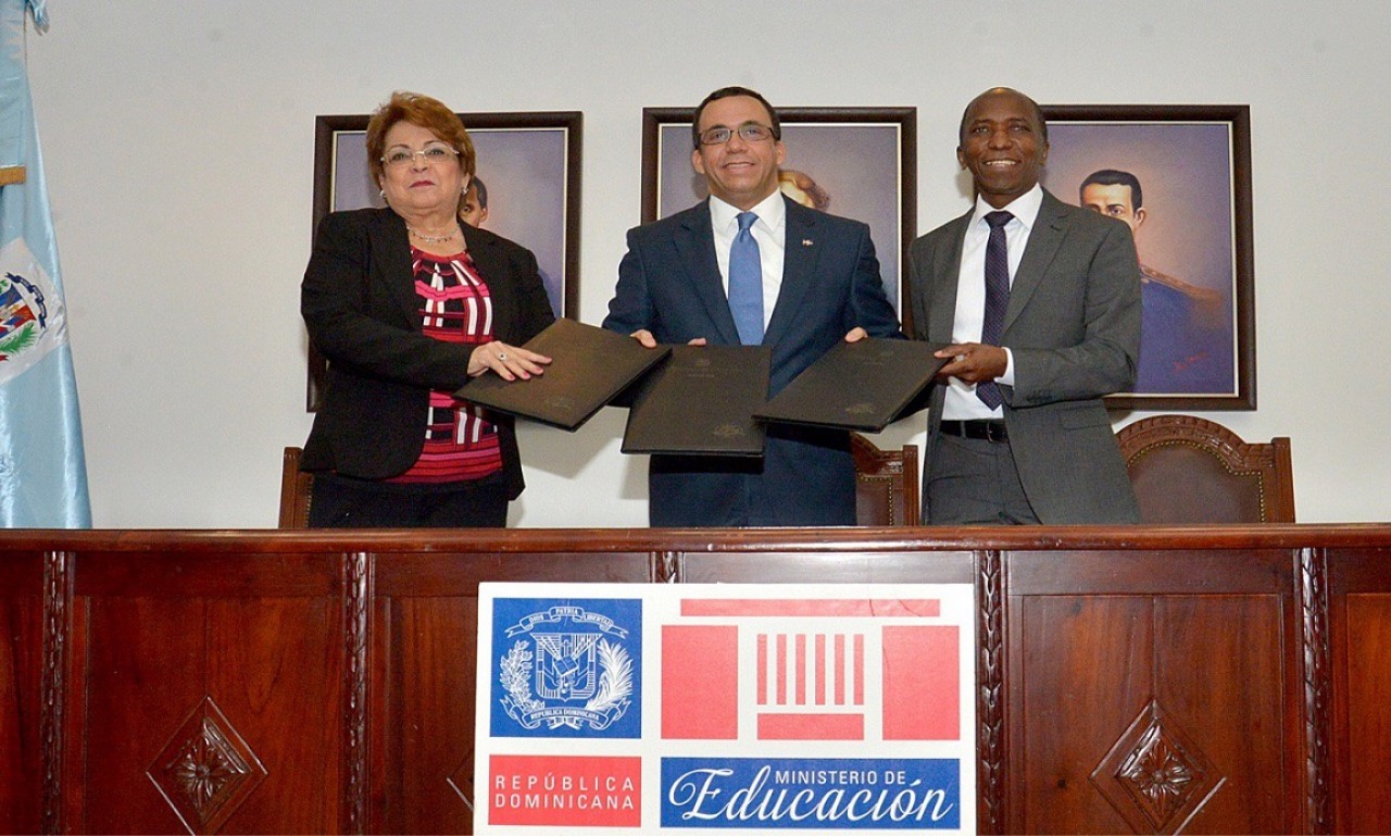  imagen Ministro de Educación Andrés Navarro junto a la ministra de Educación Superior, Ciencia y Tecnología (MESCYT) y el Director del Instituto Nacional de Formación y Capacitación del Magisterio (INAFOCAM) 