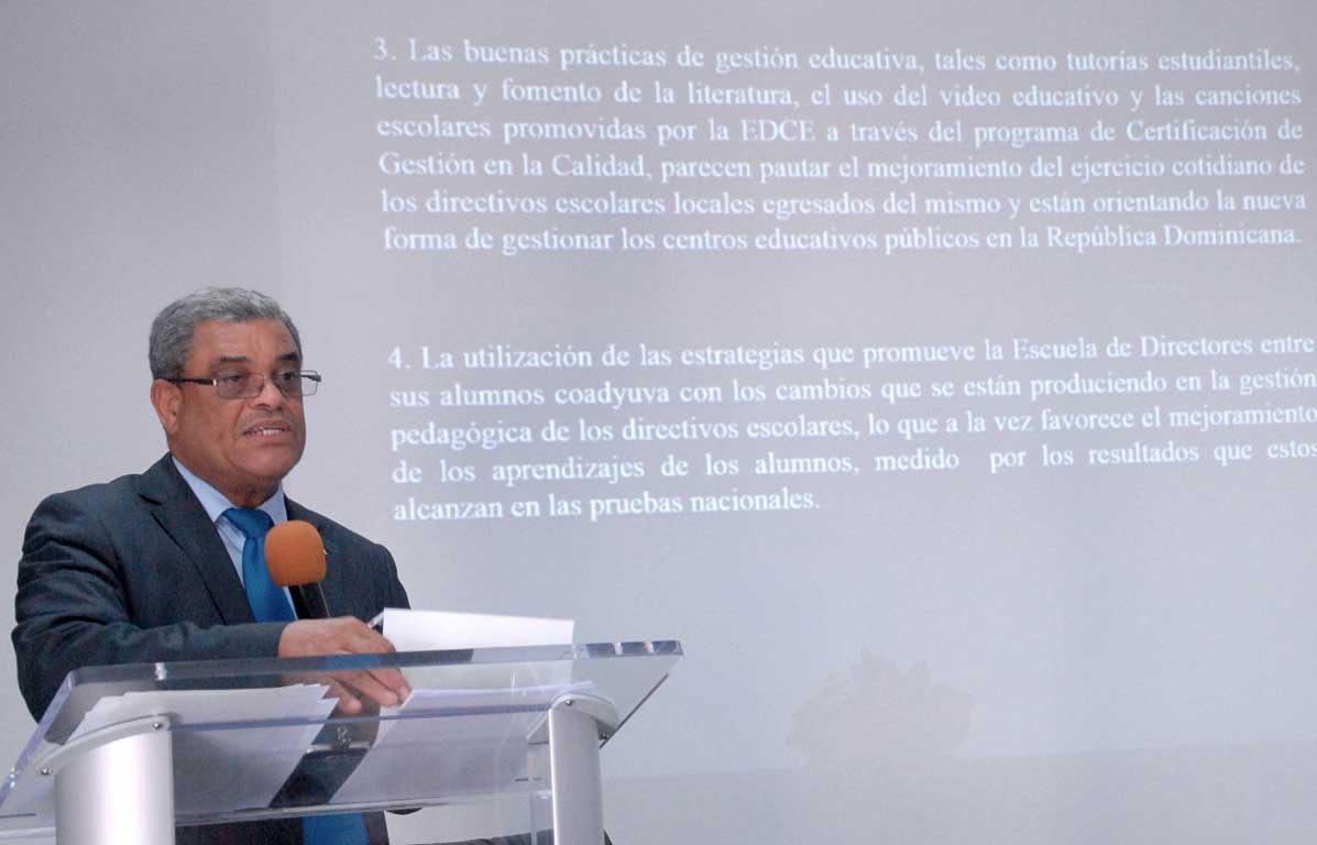  imagen Viceministro de Supervisión Adalberto Martínez durante charla. 