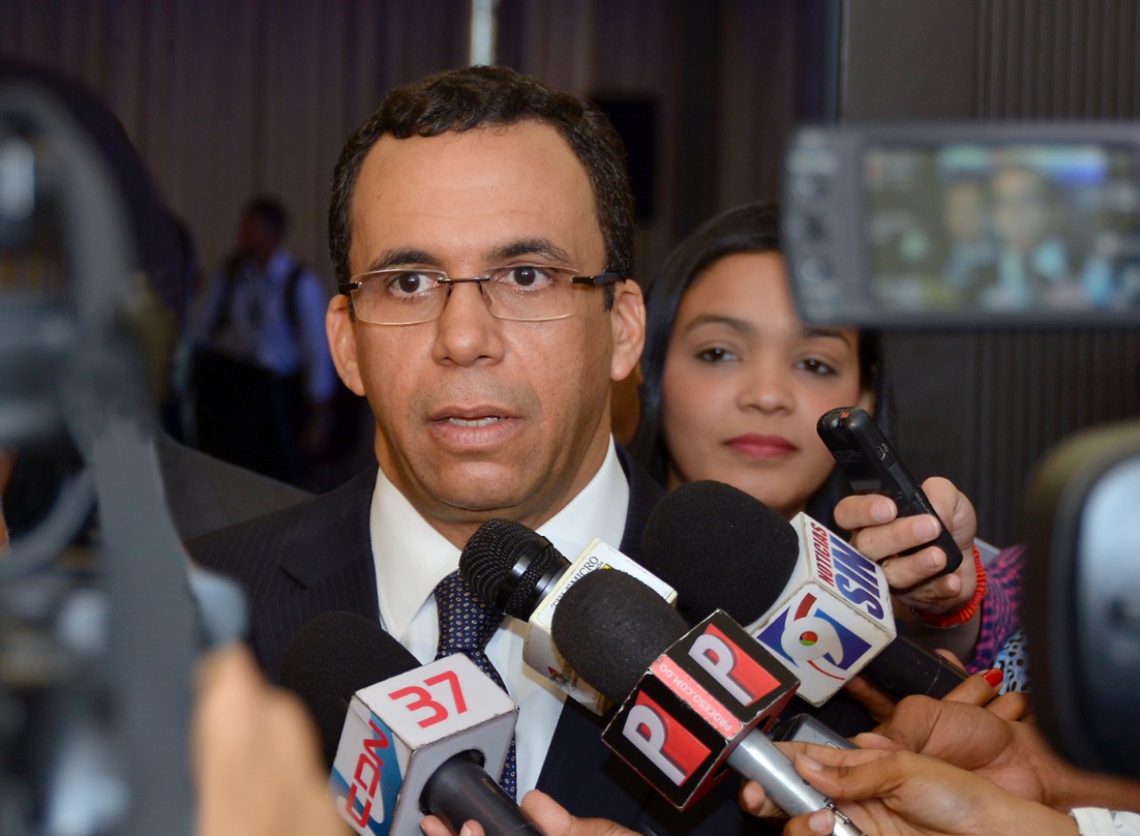 imagen Ministro Andrés Navarro siendo entrevistado por miembros con la prensa. 