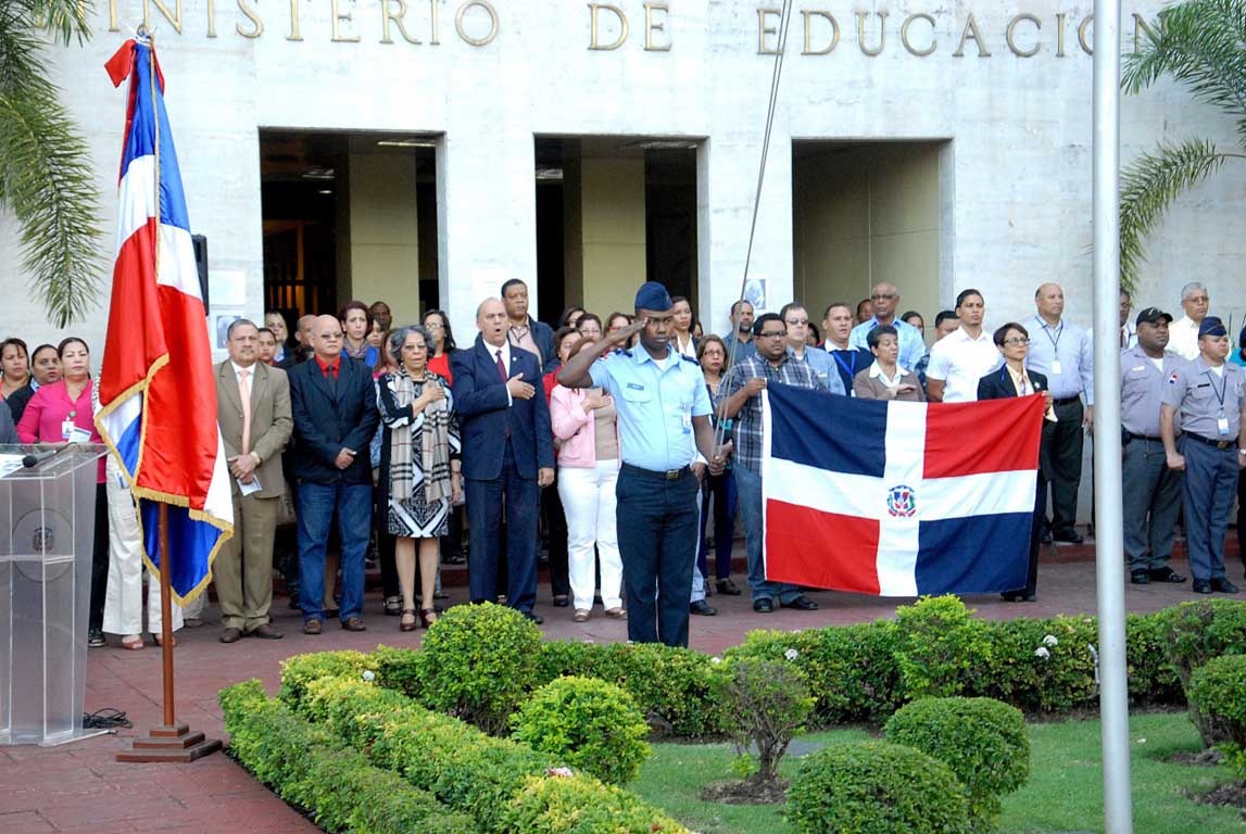  imagen Funcionarios y otros representantes durante el izamiento de la bandera. 