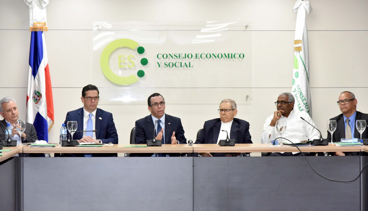  imagen Ministro Andrés Navarro sentado junto a directiva del Consejo Económico y Social de RD 