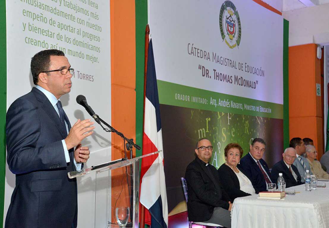  imagen Ministro Andrés Navarro como orador en la Universidad Central del Este 