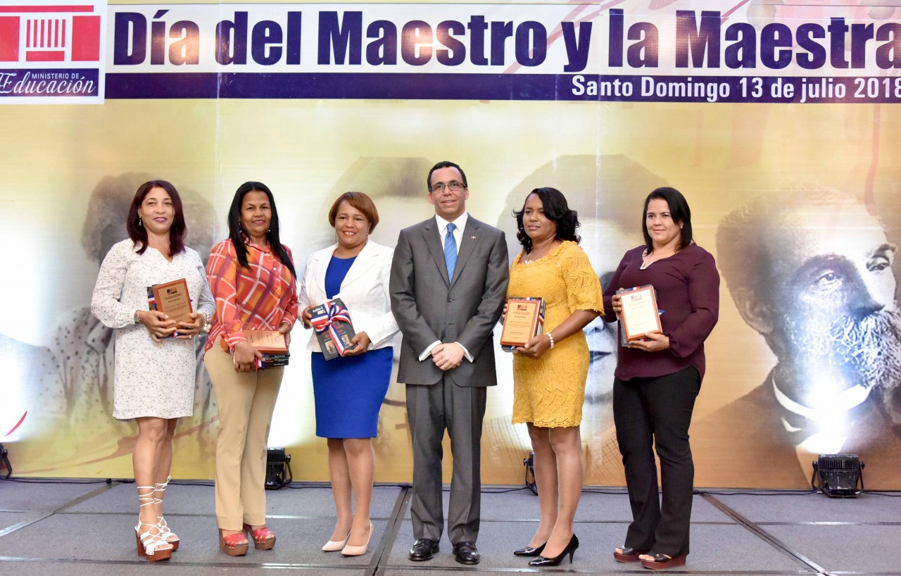  imagen Ministro de pie junto a maestras galardonadas al mérito magisterial 2018. 