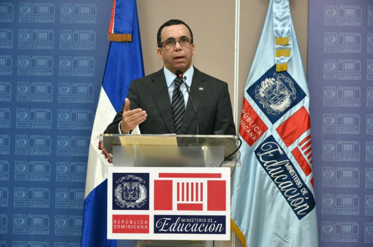  imagen Ministro Andrés Navarro desde podium dirige mensaje a todos los docentes del sistema educativo. 