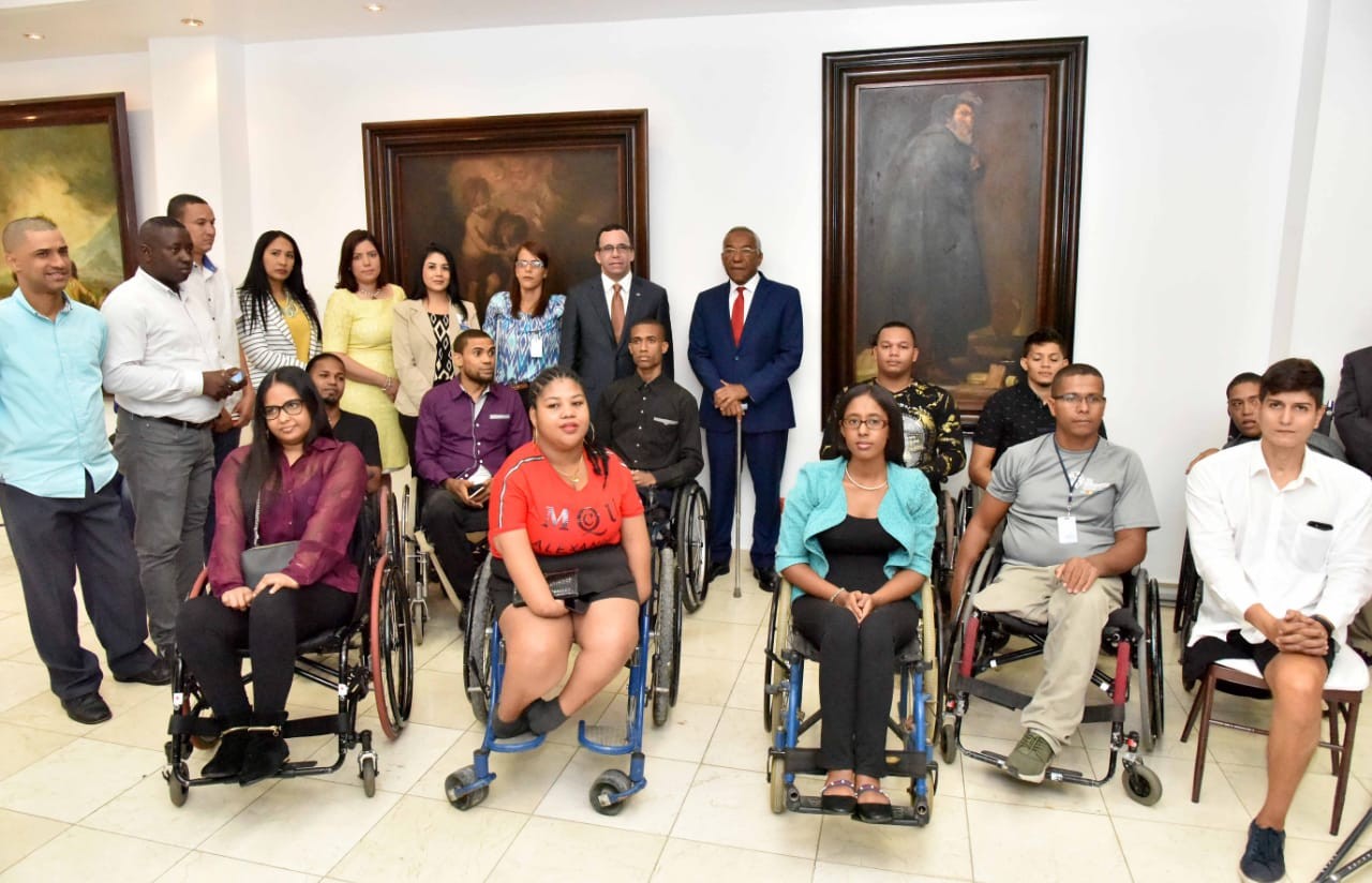  imagen Ministro Andrés Navarro junto a Director de CONADIS Magino Corporán y jóvenes con discapacidad nombrados en Educación  