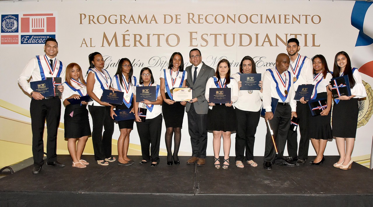  imagen Ministro Andrés Navarro junto a estudiantes meritorios de todo el país. 