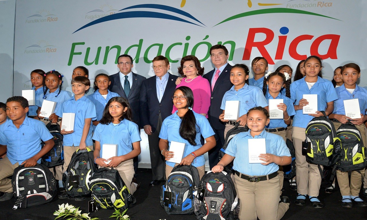  imagen Ministro de Educación Andrés Navarro junto a familia Brache y los alumnos reconocidos durante la 8va. Premiación de Estudiantes y Maestros Meritorios  