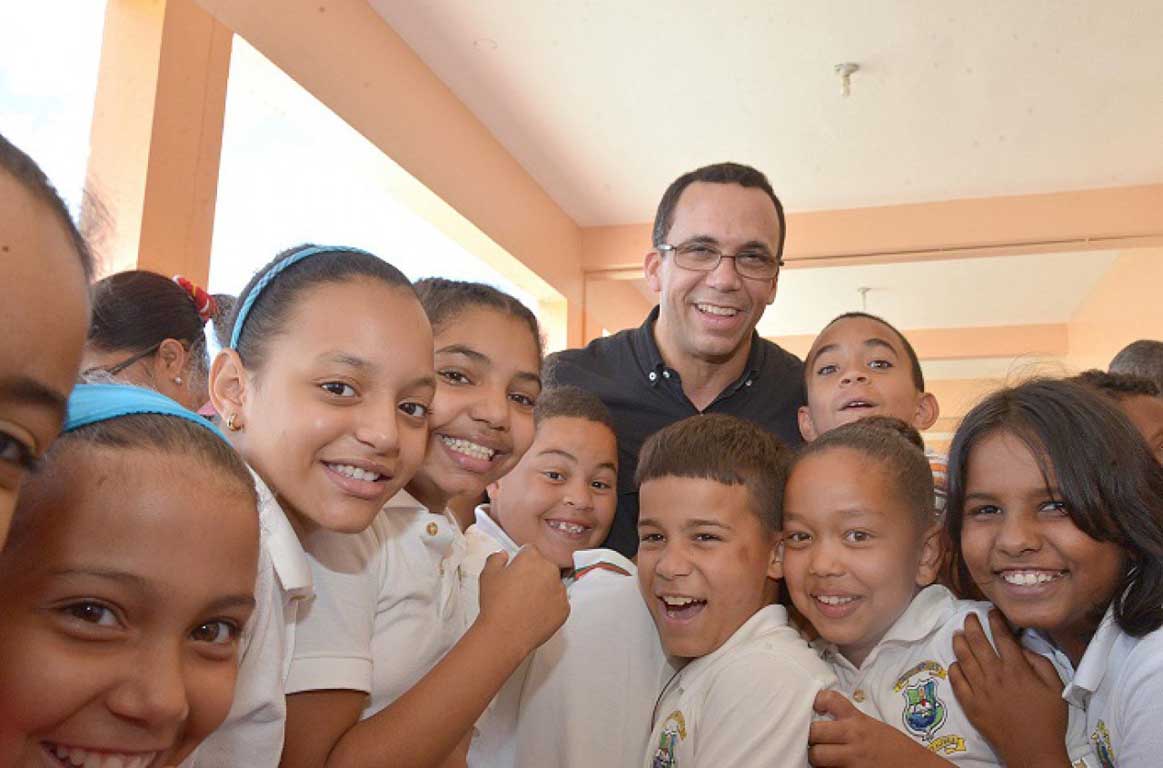  imagen Ministro Andrés Navarro junto a grupo de estudiantes se toman fotografía. 