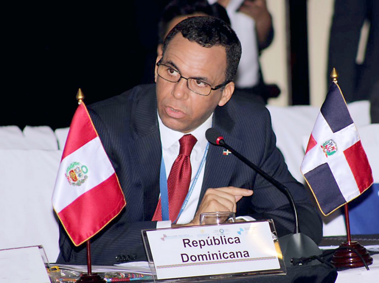  imagen Ministro Andrés Navarro sentado palnteando una nueva cidadania desde las aulas en consejo directivo de la OEI 