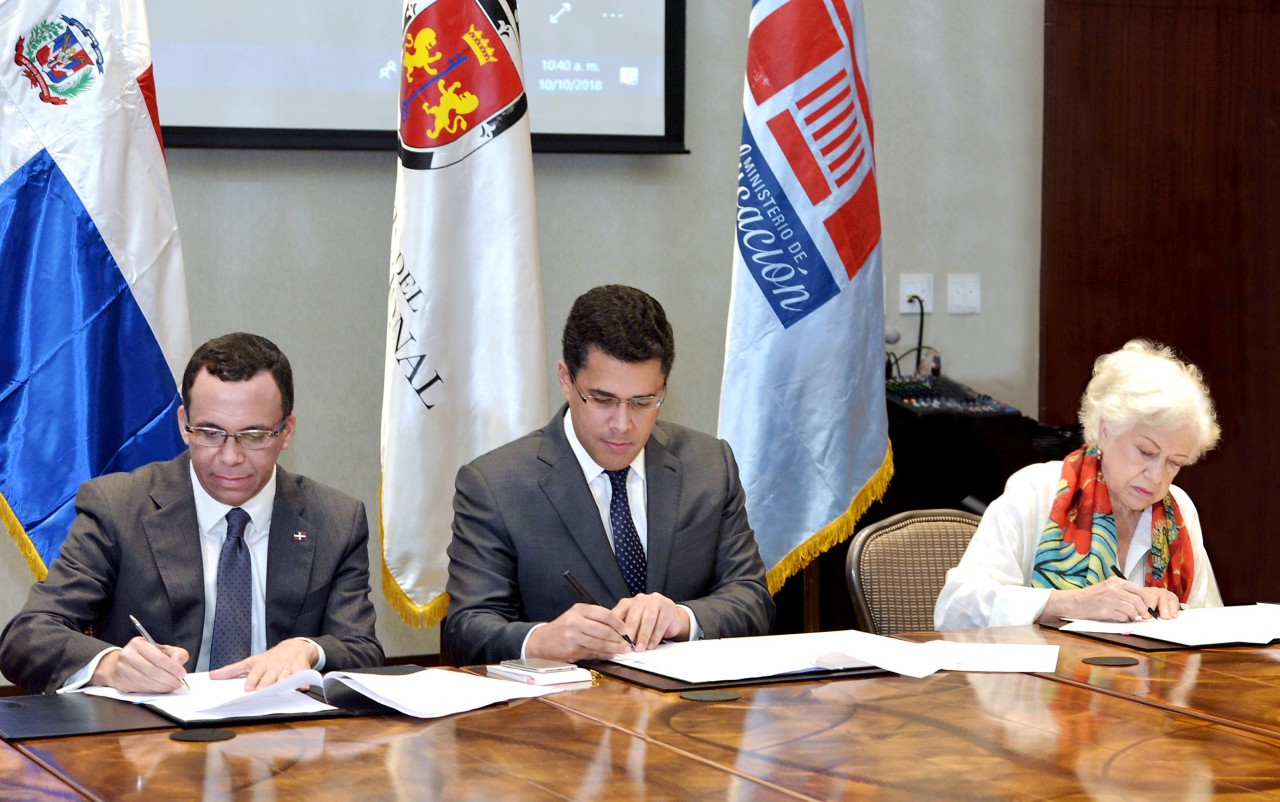  imagen Ministro AndrÃ©s Navarro junto a Alcade David Collado y Milagros Oritz Bosch firmando convenio sentados 