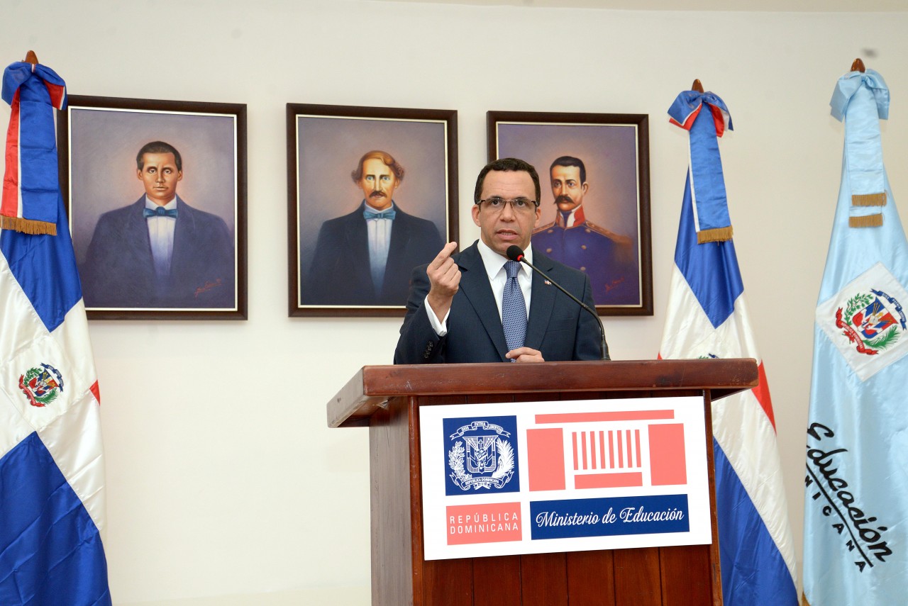  imagen Ministro Andrés Navarro en podium anuncia que ve necesaria nueva Ley de Educación  