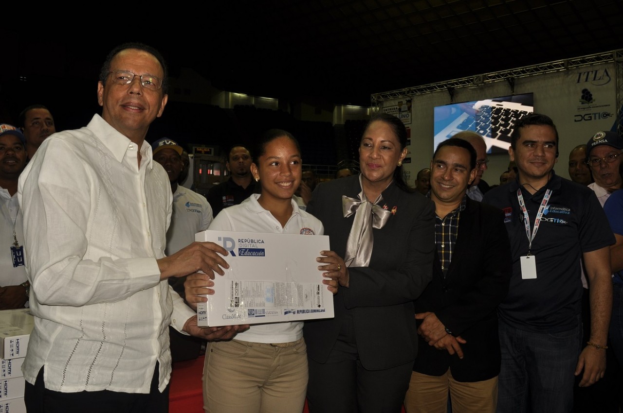  imagen Ministro Peña Mirabal con los estudiantes que reciben sus tablets durante el acto de entrega 