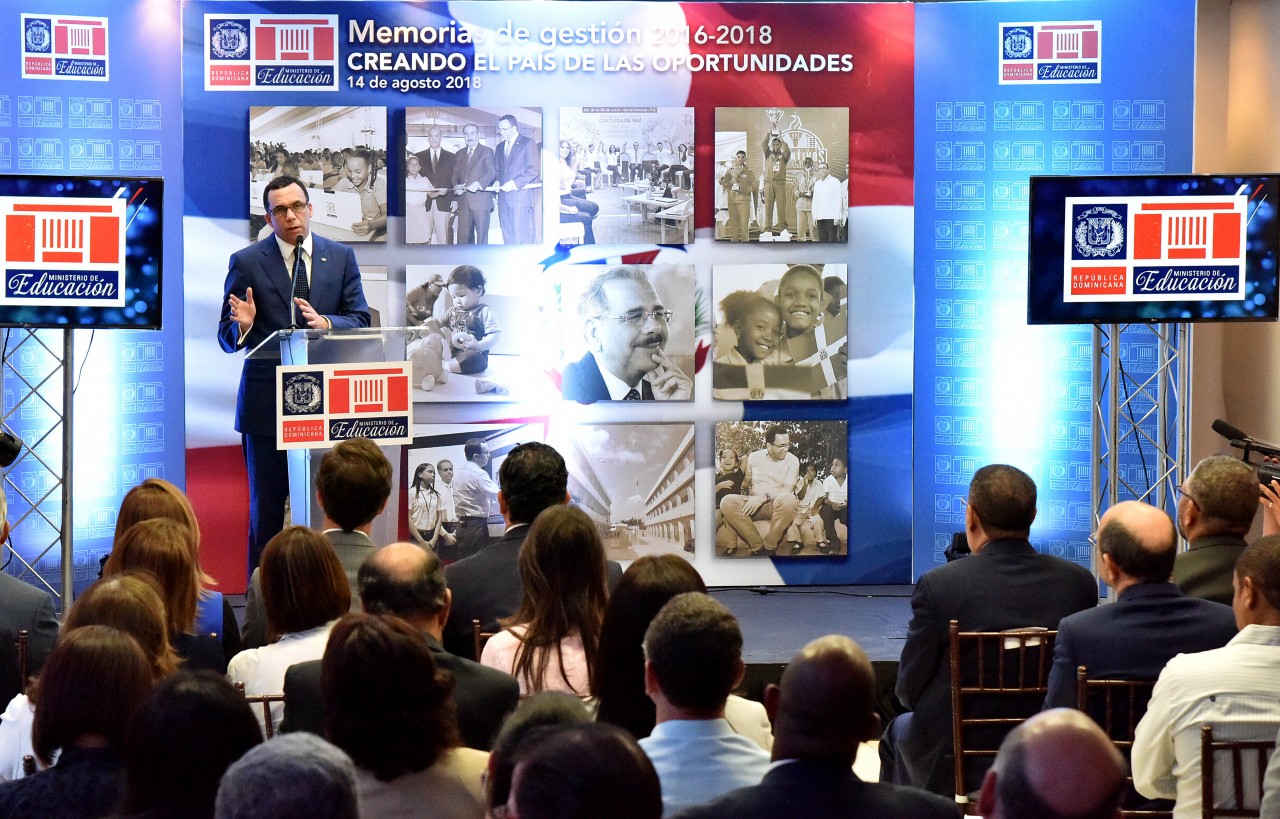  imagen Ministro Andrés Navarro desde podium se dirige a autoridades educativas en presentación de memorias de gestión 2016-2018 del Ministerio de Educación  