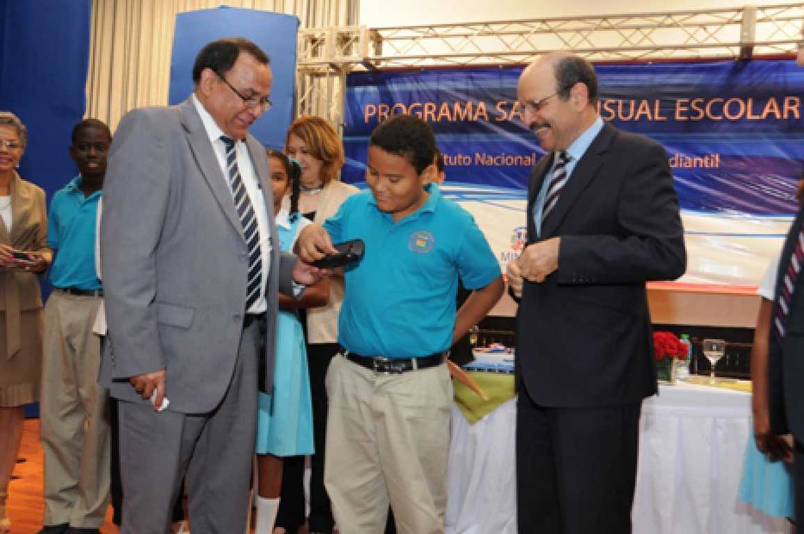  imagen Ministerio de Educación entrega lentes a estudiantes en San Cristóbal 
