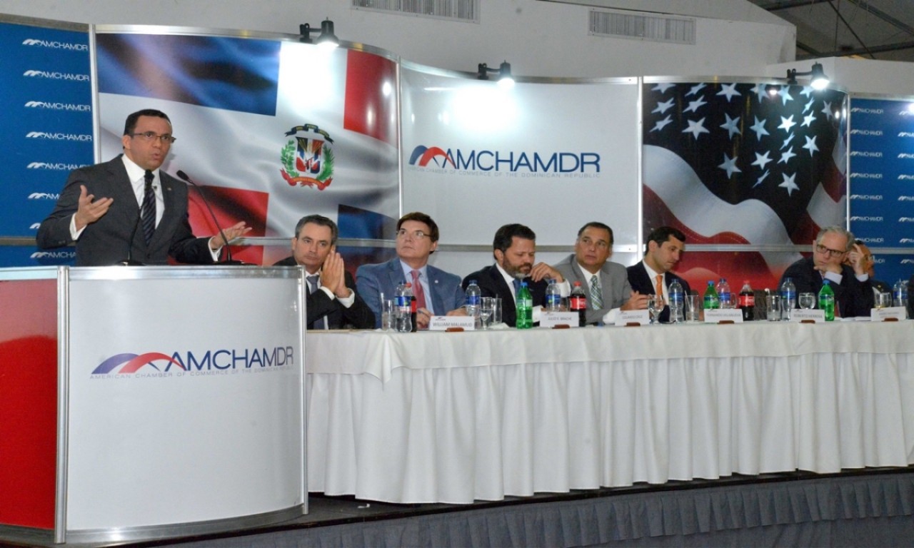  imagen Ministro de Educación Andrés Navarro junto con los miembros de la Cámara Americana de Comercio 
