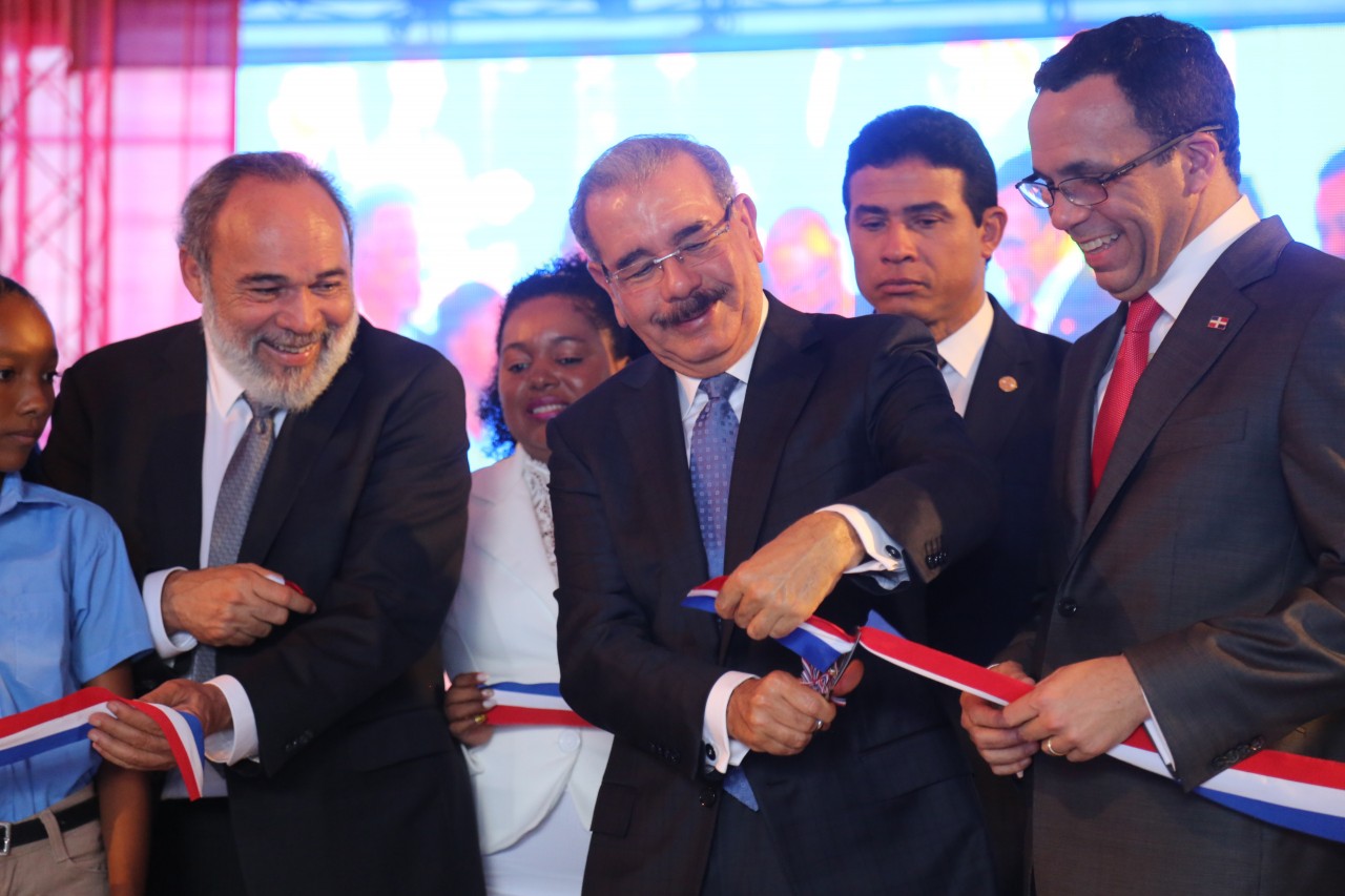  imagen Presidente Danilo Medina junto al Ministro Navarro corta cinta y dejan inaugurado centro educativo en Boca Chica. 