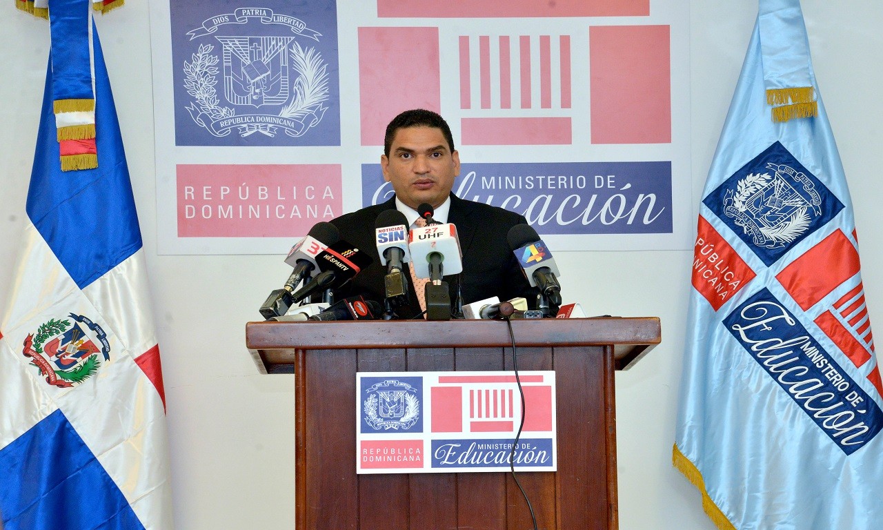  imagen Director de la Dirección General de Comunicación y Relaciones Públicas Miguel Medina durante rueda de prensa.  
