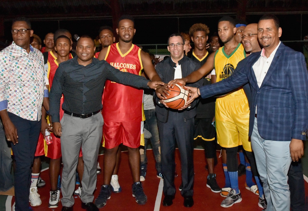  imagen Ministro AndrÃ©s Navarro sosteniendo balÃ³n de baloncesto junto a victoriosos del torneoÂ  