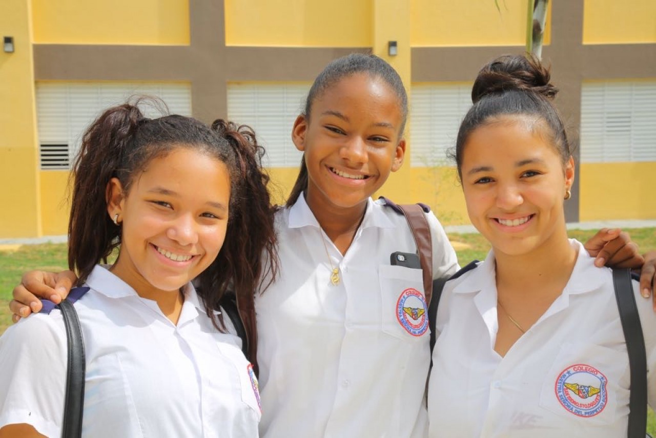  imagen 3 estudiantes sonríendo de felicidad por el nuevo liceo  que entregó el Presidente Danilo Medina en Santo Domingo Este  