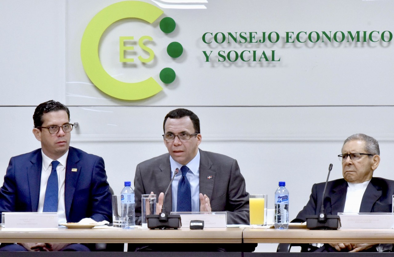  imagen Ministro Andrés Navarro debatiendo en Consejo Económico Social 