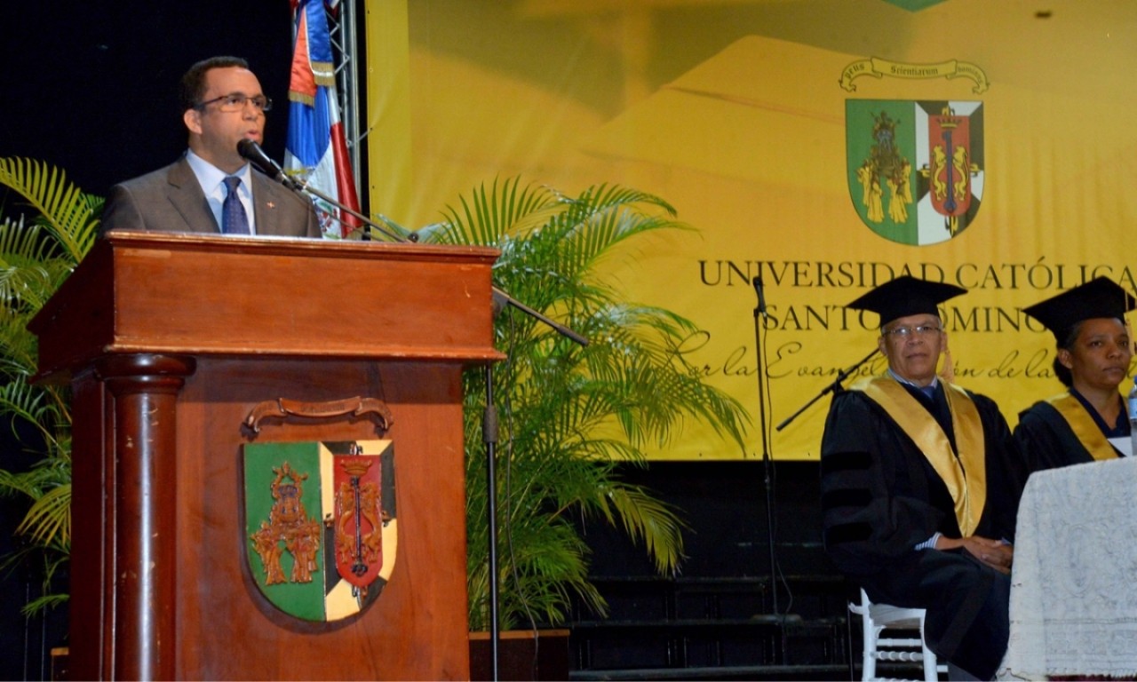  imagen Ministro Andrés Navarro durante su exhortación en graduación ordinaria. 