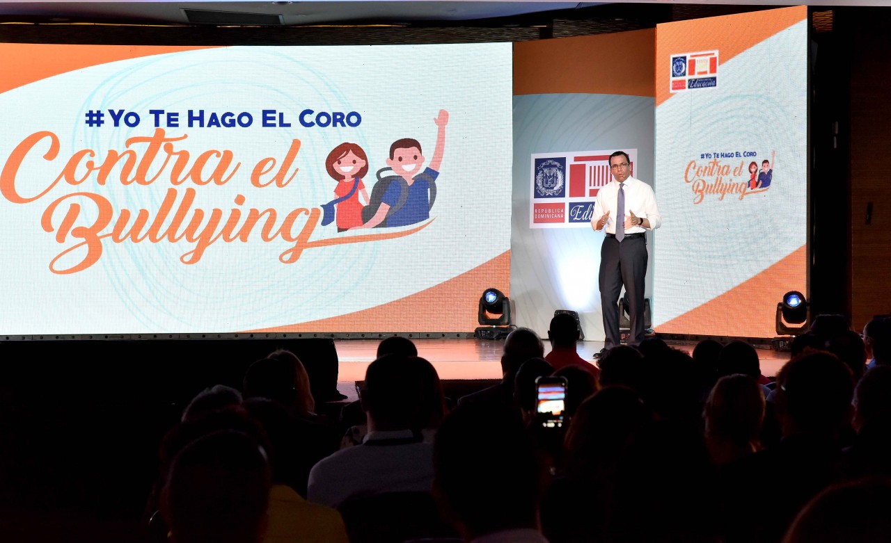  imagen Ministro Andrés Navarro desde escenario explica campaña del Ministerio de Educación sobre el Bullying o Acoso Escolar #YoTeHagoElCoroContraElBullying 