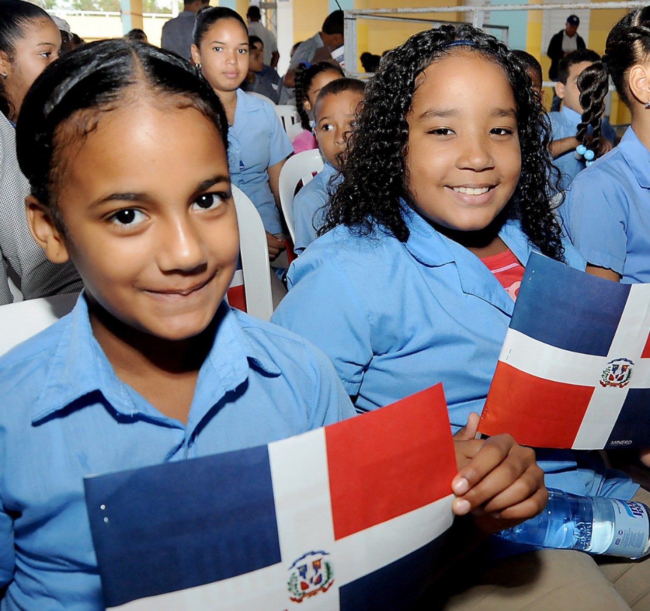  imagen Estudiantes sosteniendo bandera de la República Dominicana durante inauguración de centros educativos en Santiago  