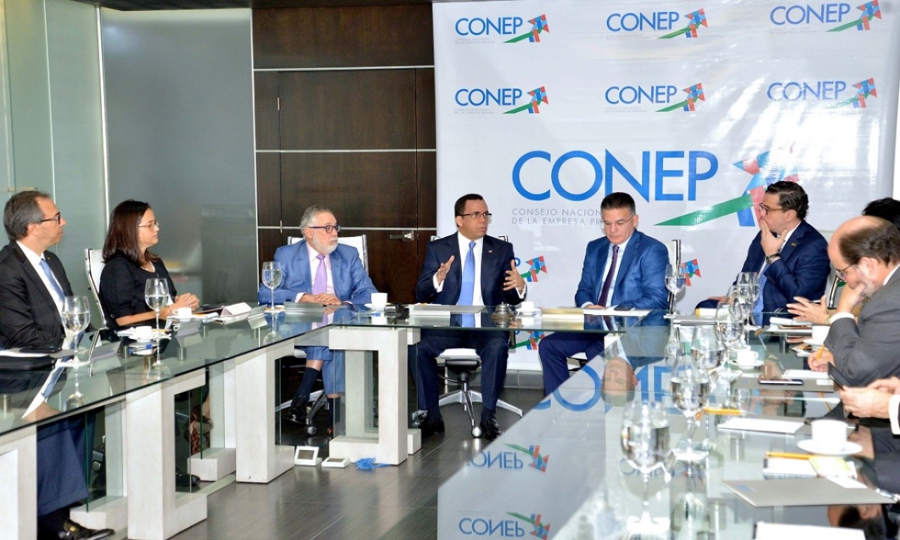  imagen Ministro Andrés Navarro junto a directivos de CONEP. A su izquierda el sr. Pedro Brache. 