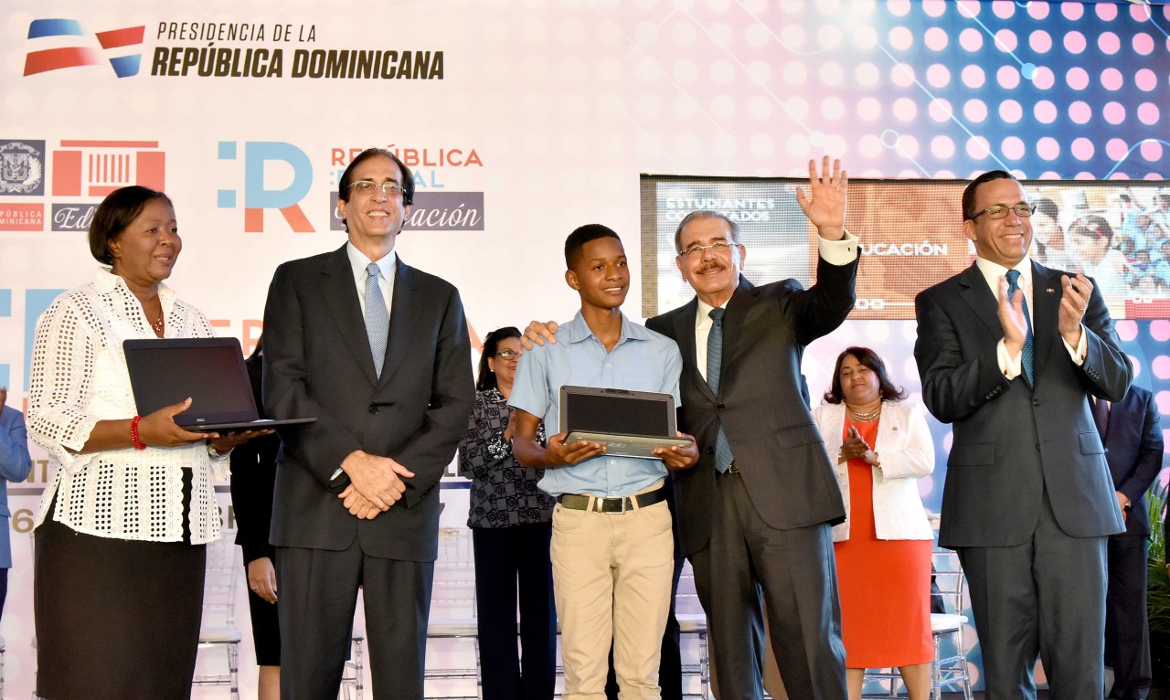  imagen Presidente Danilo Medina junto a Ministros Andrés Navarro y Gustavo Montalvo entrega computadores a maestra Therma Caminero y estudiante Jefferson Morillo. 