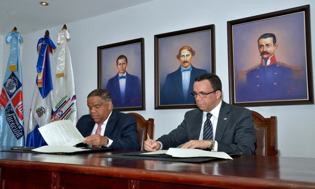  imagen Ministro de Educación Andrés Navarro junto al ministro de Deporte Danilo Díaz firman acuerdo para el fomento y desarrollo del deporte en las escuelas 