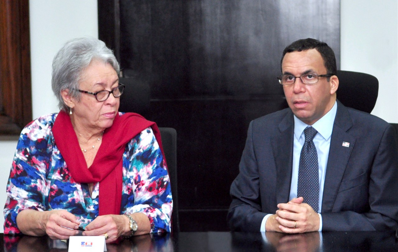  imagen Ministro Andrés Navarro junto a la Ministra de Salud Pública acuerdan vacunación de todas las escuelas de la frontera  