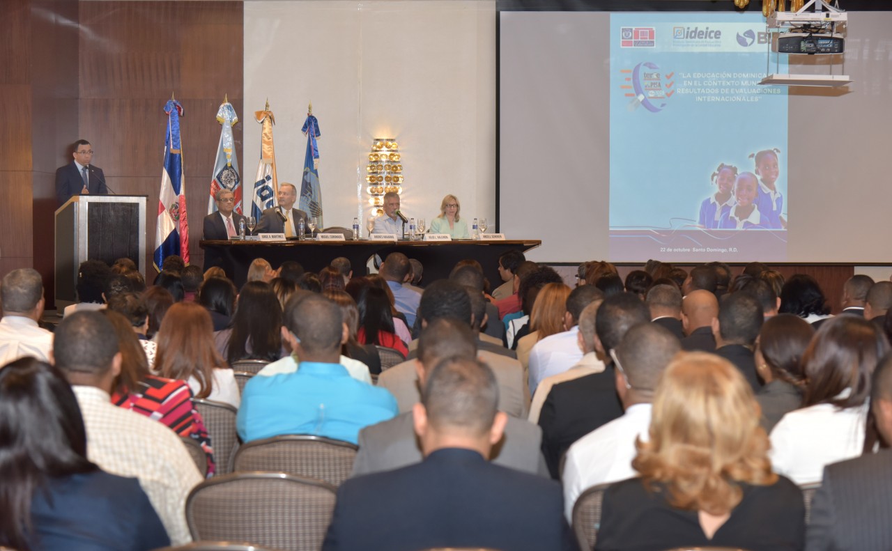  imagen Ministro AndrÃ©s Navarro de pie en podium hablando sobre retos de la educaciÃ³n frete a cientos de autoridades del sistema educativo 