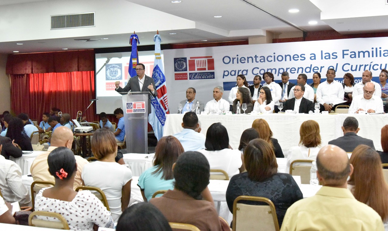  imagen Ministro Andrés Navarro de pie desde podium se dirige a cientos de miembros de las APMAES de la region Este  