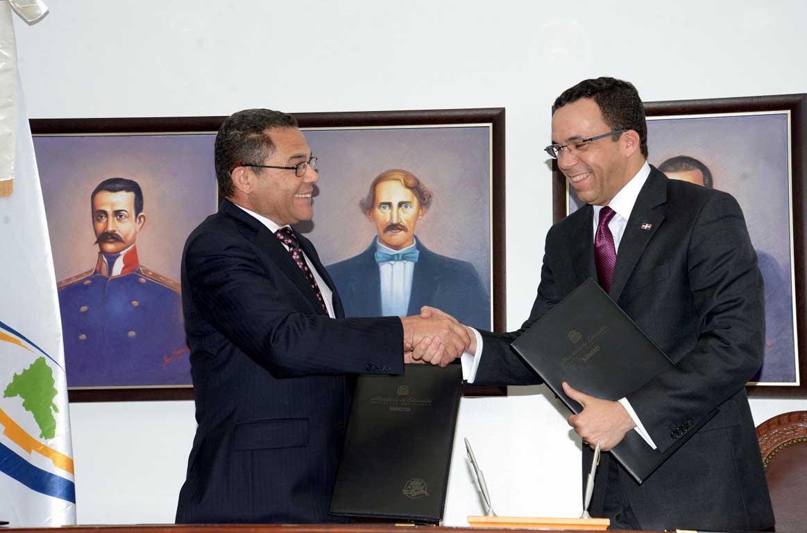  imagen Ministro Andrés Navarro y el señor Rafael Ovalles, sonrientes extrechan sus manos. 