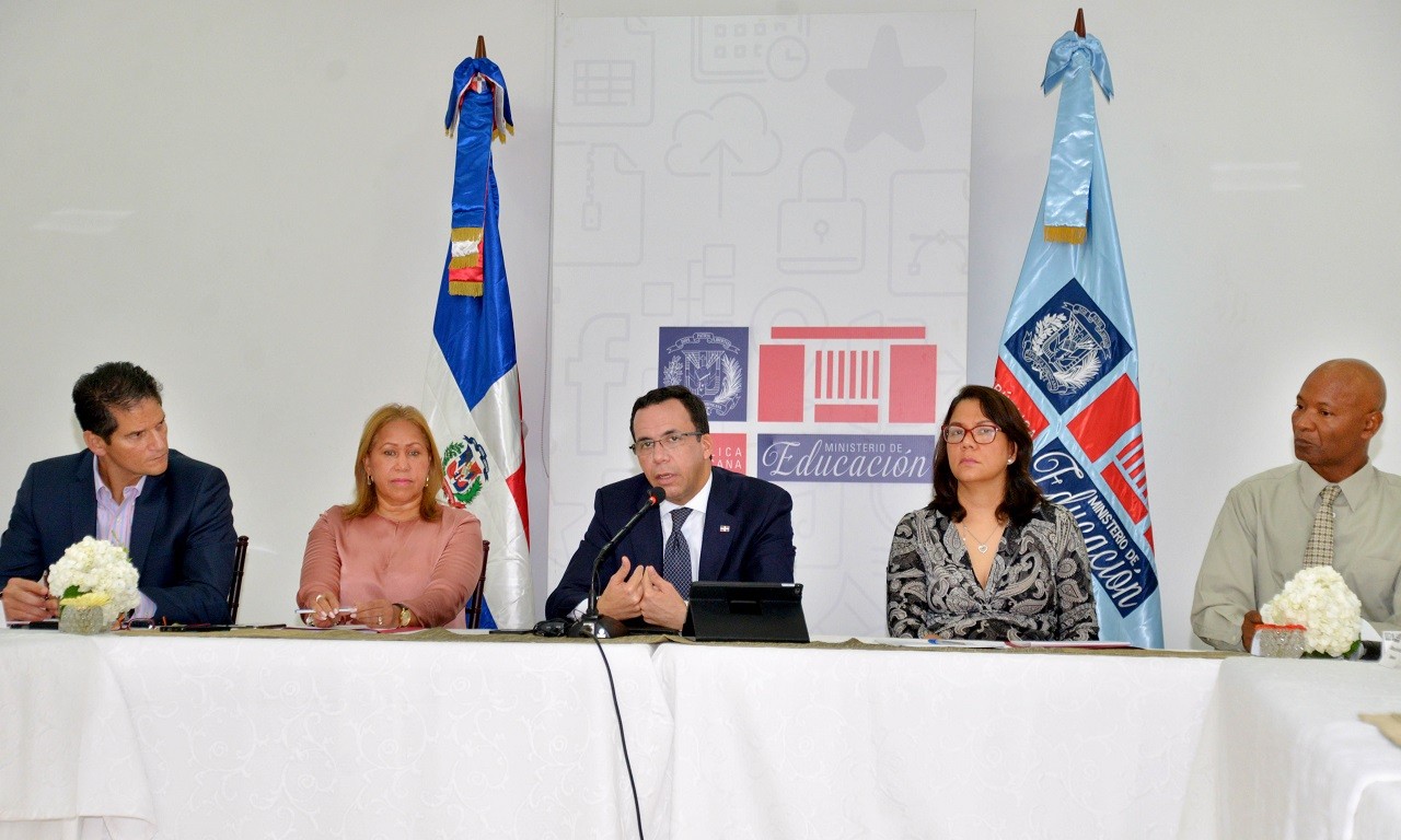  imagen Ministro Andrés Navarro en el centro, a su izquierda directora Cristina Amiama, a su derecha Denia Burgos, entre otros representantes. 