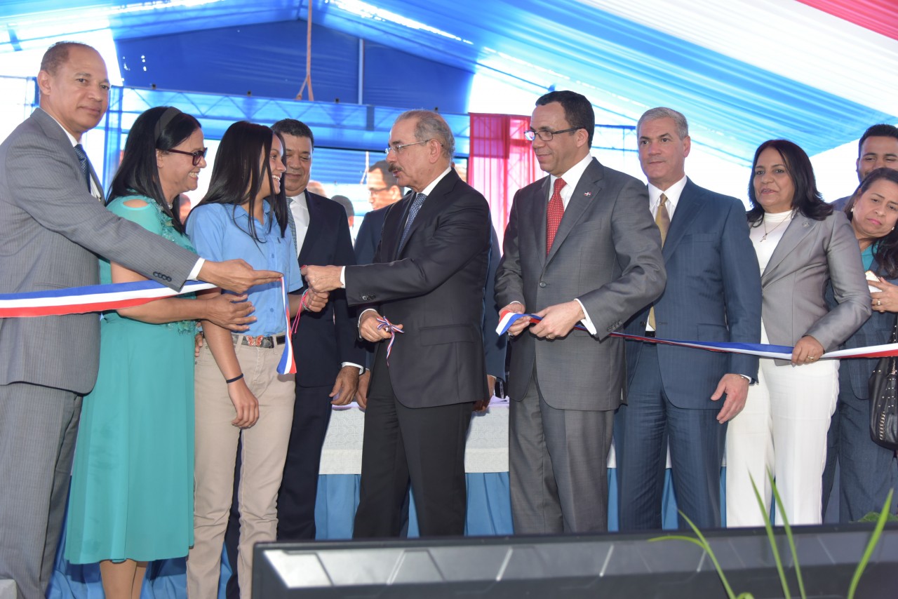  imagen Presidente Danilo Medina acompañado del  Ministro de Educación y demás autoridades cortan cinta y dejan inaugurado este nuevo plantel  